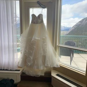 Elegant Cream Wedding Dress with Lace Bodice